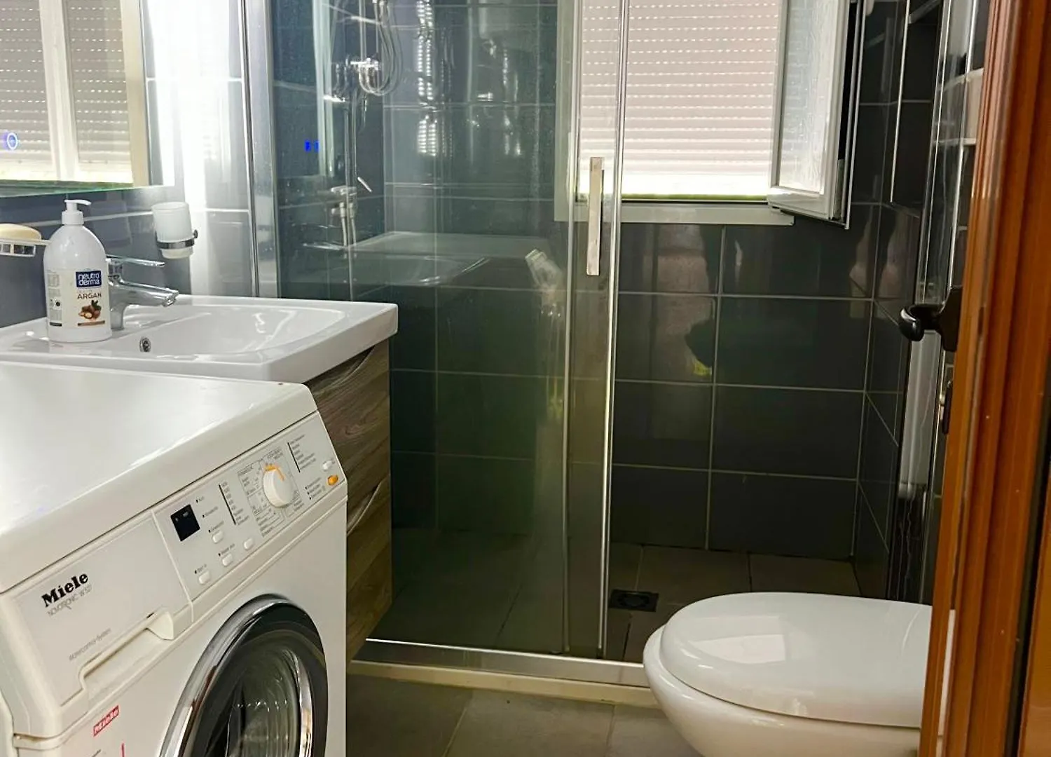 Tirana Art_Apartment 2 0*,  阿尔巴尼亚
